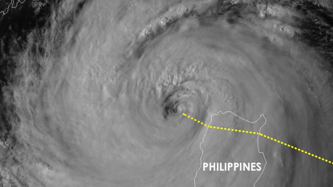 L’œil du typhon MANGKHUT ressort en mer après avoir traversé les Philippines