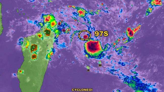 97S : Des tendances de trajectoire potentiellement menaçantes pour Madagascar