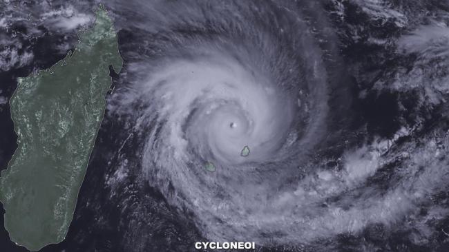 Batsirai un cyclone intense puissant, dangereux et très esthétique