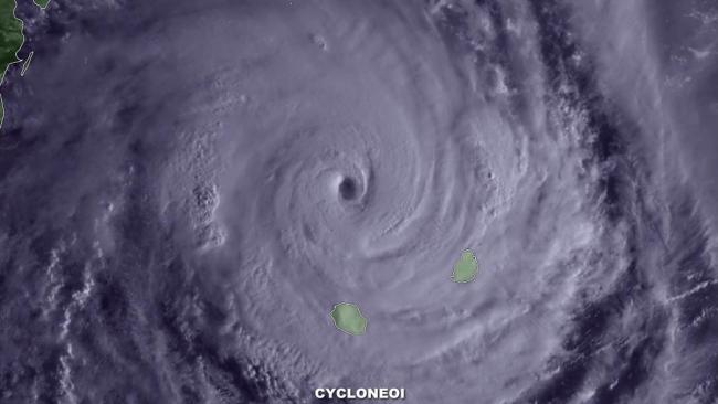 Le cyclone intense Batsirai prend son temps au Nord de La Réunion