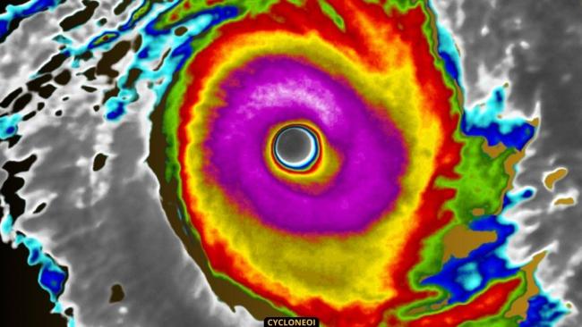 Cyclone intense VINCE : démonstration de puissance et rafales de 295 km/h