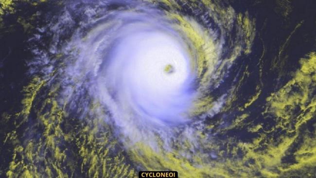 FREDDY dangereux cyclone intense avec des rafales de 295 km/h près de l'oeil