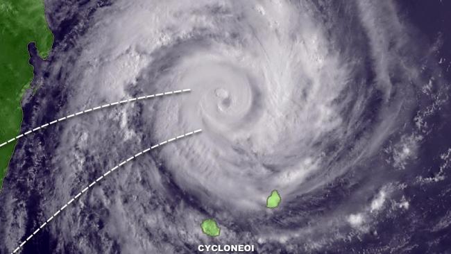 Le cyclone Emnati transite au Nord des Grandes Mascareignes à bonne distance