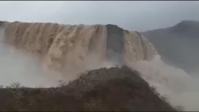 MEKUNU : l'équivalent de 5 ans de précipitation en 4 jours à Salalah (Oman)